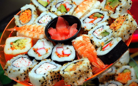 Обои на рабочий стол Японская кухня: блюдо - ассорти с роллами из морепродуктов, креветки и маринованный имбирь