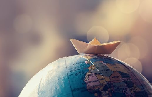 Обои на рабочий стол Бумажный кораблик на глобусе