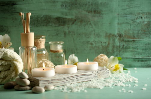 Обои на рабочий стол Spa-набор: свечи на деревянной подставке, орхидеи, баночки, камешки и махровое полотенце