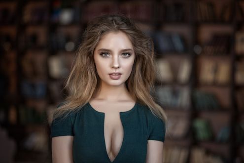 Обои на рабочий стол Модель Екатерина Котаро стоит в домашней библиотеке, фотограф Валек Марина