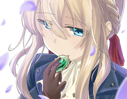 Обои на рабочий стол Violet Evergarden / Вайолет Эвергарден с брошью в руке, из аниме Violet Evergarden