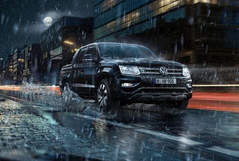 Обои на рабочий стол Volkswagen Amarok V6 едет под дождем по дороге ночного города