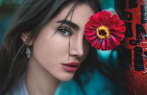 Обои на рабочий стол Девушка с цветком у лица, by Ali Pazani