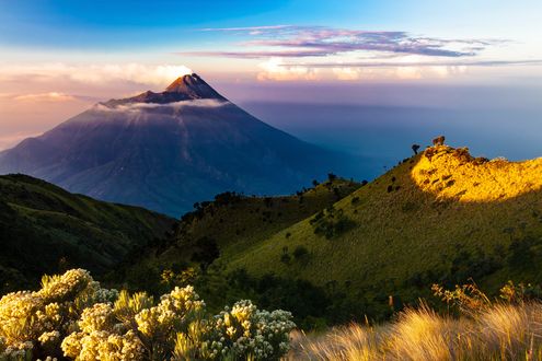 Обои на рабочий стол Вулкан Merapi / Мерапи в тумане на рассвете, Java island, Indonesia / остров Ява, Индонезия