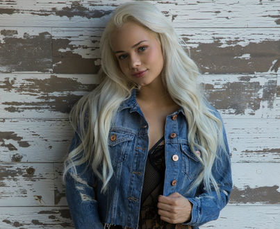 Обои на рабочий стол Модель Elsa Jean стоит у стены