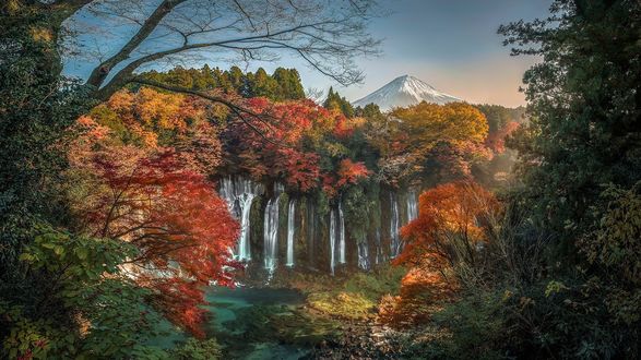 Обои на рабочий стол Вид на вулкан Фудзияма / Fujiyama и водопад осенью, Япония / Japan