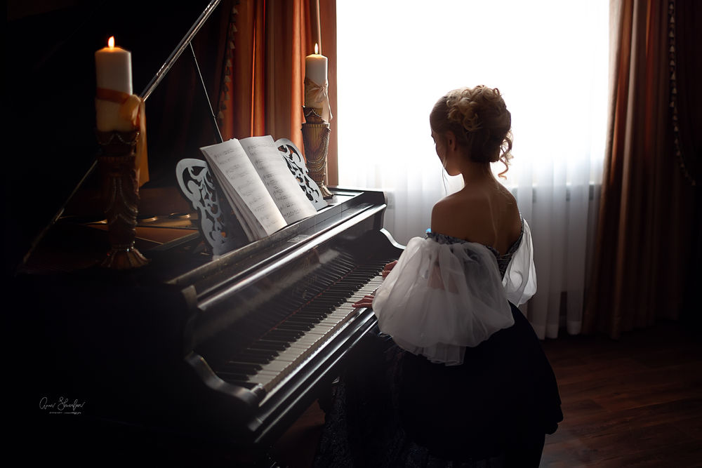 Обои для рабочего стола Девушка Ирина за роялем. Фотограф Анна Шувалова