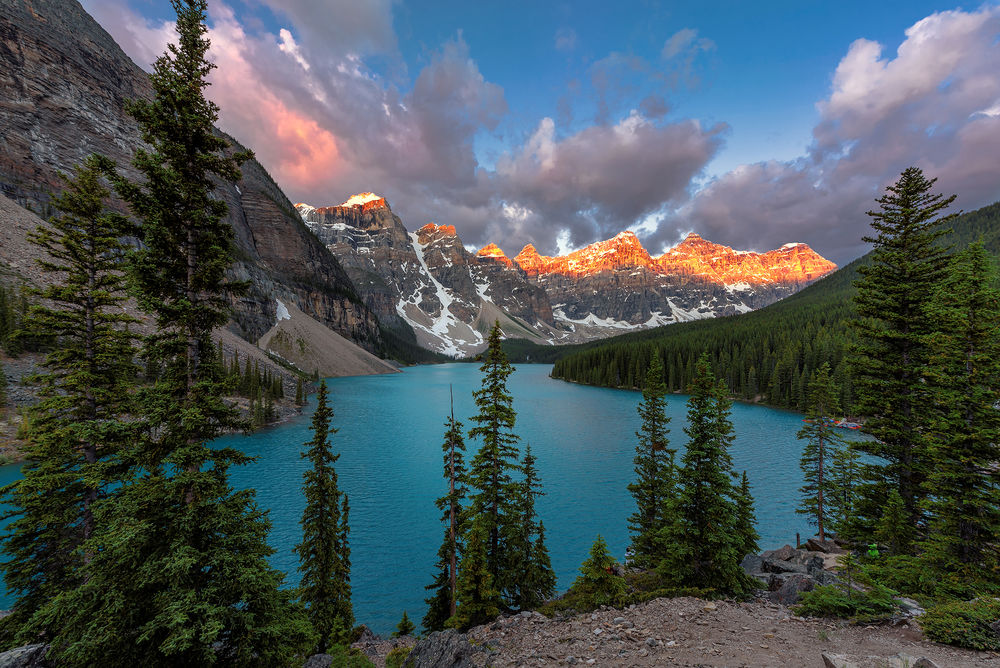 Обои для рабочего стола Летний рассвет на Moraine Lake, Canada / озере Морейн, Канада, фотограф Dmitry Vinogradov