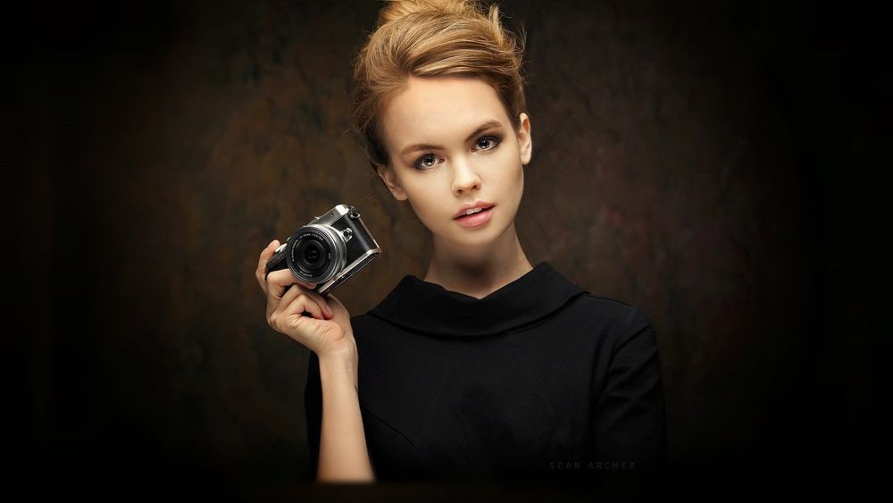 Обои для рабочего стола Модель Анастасия Щеглова с фотоаппаратом в руке, фотограф Sean Archer