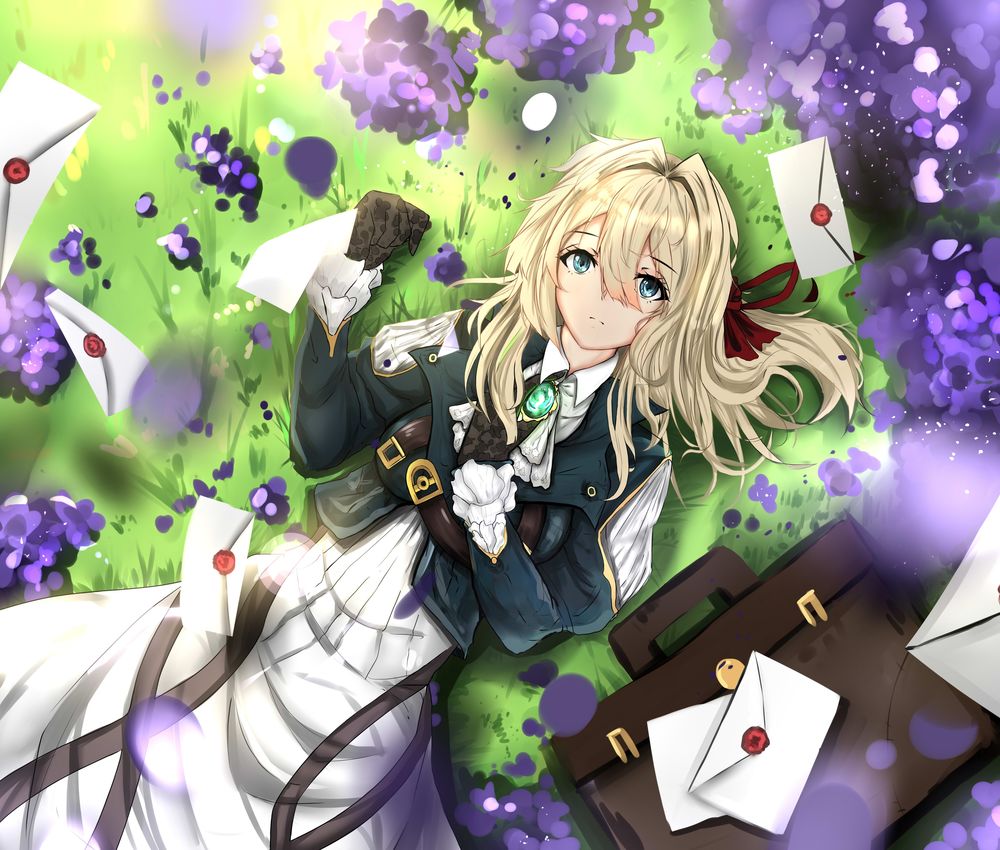 Обои на рабочий стол Violet Evergarden / Вайолет Эвергарден лежит на траве  среди фиалок и писем, зажав брошь в руке, из аниме Violet Evergarden, обои  для рабочего стола, скачать обои, обои бесплатно