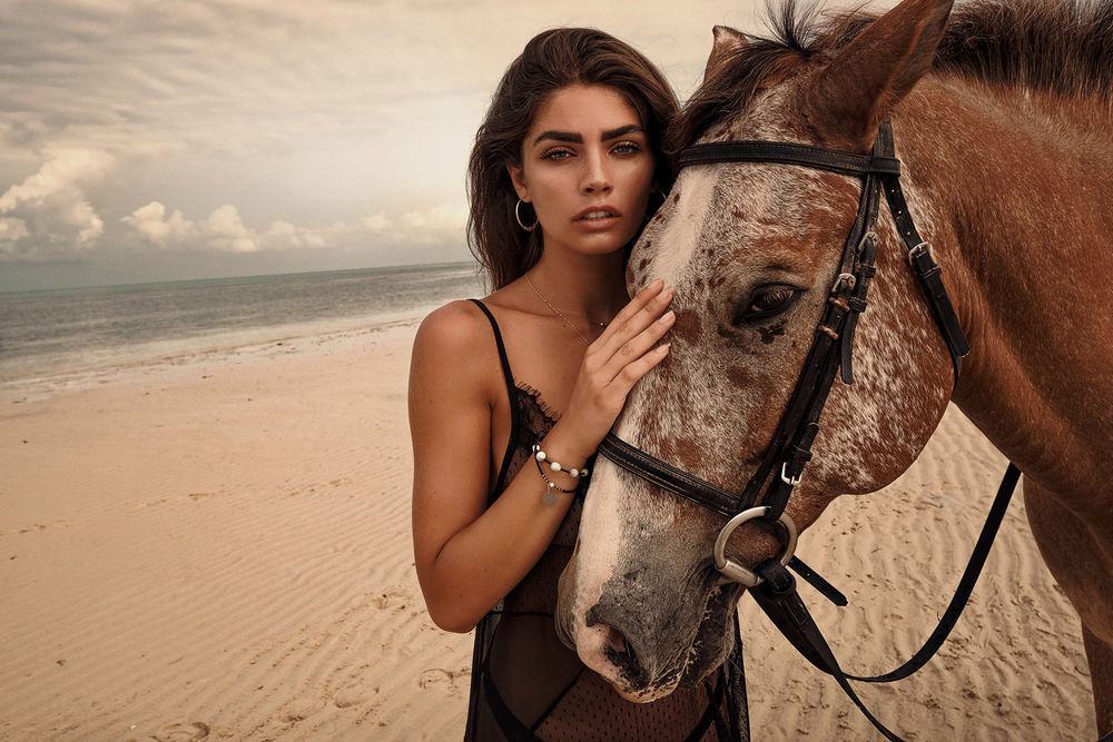 Обои для рабочего стола Модель стоит рядом с лошадью. Фотограф Tommy Napolitano