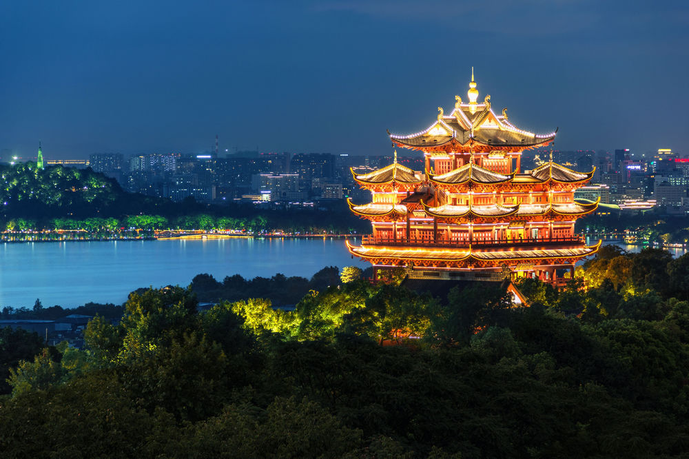 Обои для рабочего стола Пагода, освещенная подсветкой, на фоне реки и ночного города Chengdu, China / Чэнду, Китай