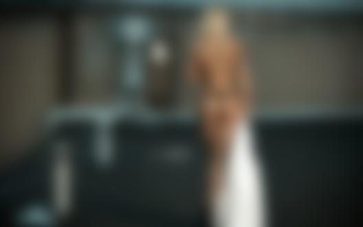 Обои на рабочий стол Девушка стоит к нам спиной, фотограф Daniel Koper