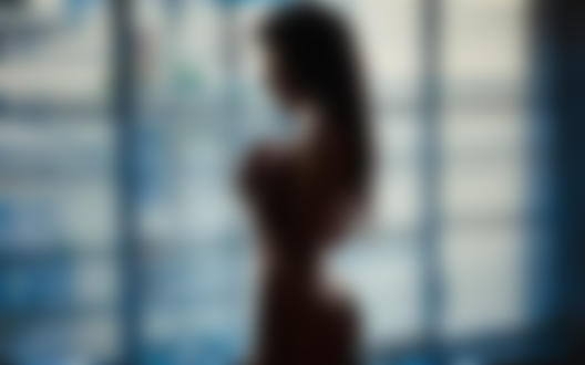 Обои на рабочий стол Девушка стоит у окна, фотограф Giovanni Zacche