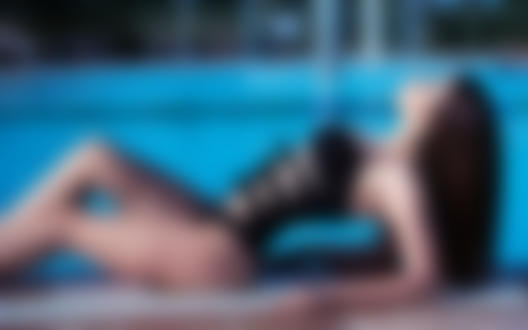 Обои на рабочий стол Модель Simona P. в черном купальнике лежит перед бассейном, фотограф Marco Squassina