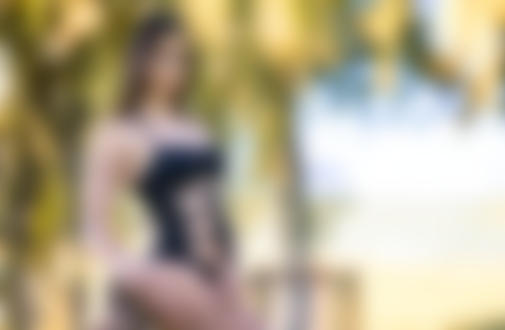 Обои на рабочий стол Модель Simona P. в черном купальнике стоит у дерева, фотограф Marco Squassina