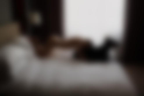 Обои для рабочего стола Обнаженная девушка с собакой породы доберман лежит на постели, by Anton Demin