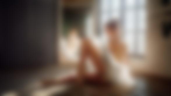 Обои для рабочего стола Модель Катя сидит на полу, отражаясь в зеркале, by Georgy Chernyadyev / Георгий Чернядьев