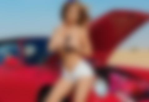 Обои на рабочий стол Модель Лена Горностаева в шортиках стоит у авто.Фотограф Mavrin, обои для рабочего стола, скачать обои, обои бесплатно
