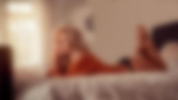 Обои на рабочий стол Девушка-блондинка лежит на постели, by Oliver Gibbs