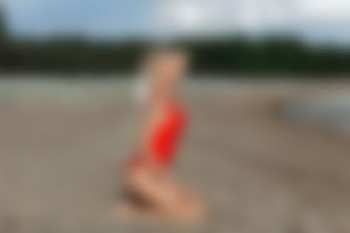 Обои на рабочий стол Девушка в красном купальнике сидит на песке, фотограф Nikolay Bykov / Николай Быков