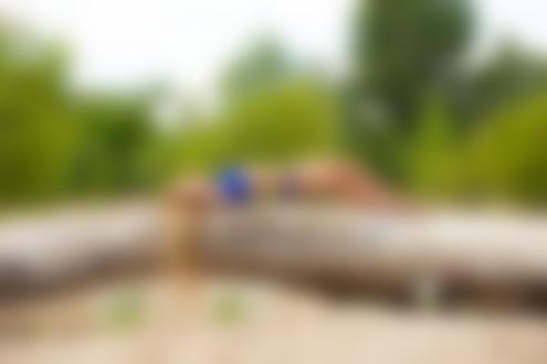 Обои на рабочий стол Девушка в голубом купальнике лежит на бревне, фотограф Лозгачев Алексей