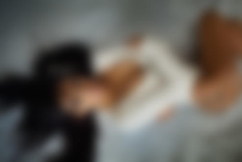 Обои для рабочего стола Модель Сельма с тату на ножке лежит на постели, фотограф giovanni zacche