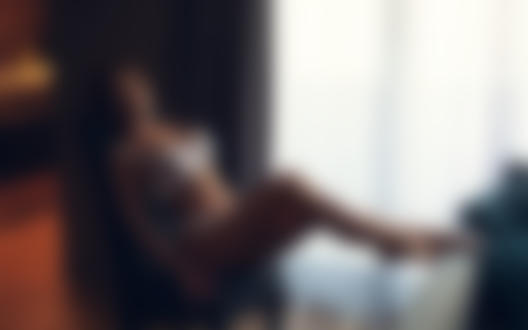 Обои на рабочий стол Модель позирует, сидя на стуле, фотограф Vanya Tufkova