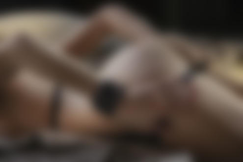 Обои на рабочий стол Девушка держит руки у попки на ножках, фотограф Максим Чуприн