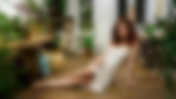 Обои для рабочего стола Девушка в белом платье сидит на полу, фотограф Кирилл Лукоянов