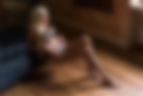Обои для рабочего стола Модель Wioleta Konstancja Czajka в нижнем белье у кровати, фотограф Stephan Hainzl