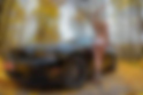 Обои на рабочий стол Стойная блондинка в белом нижнем белье стоит спиной к камере у авто ford mustang на фоне деревьев с опадающей осенней листвой, фотограф АrtemZlo