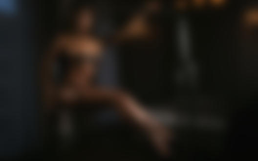 Обои на рабочий стол Модель Daria Shy позирует, сидя в комнате. Фотограф Игорь Фомакин