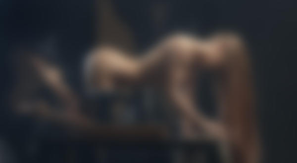 Обои на рабочий стол Обнаженная девушка позирует перед швейной машинкой, by Igor Egorov