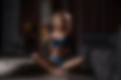 Обои для рабочего стола Модель Maria Neveshkina / Мария Невешкина в бюстгальтере и шортах сидит на полу, фотограф Oleg Klimin / Олег Климин