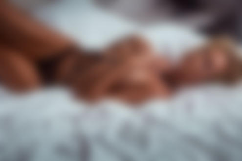 Обои на рабочий стол Девушка-блондинка в нижнем белье лежит на постели, by Daniel Koper