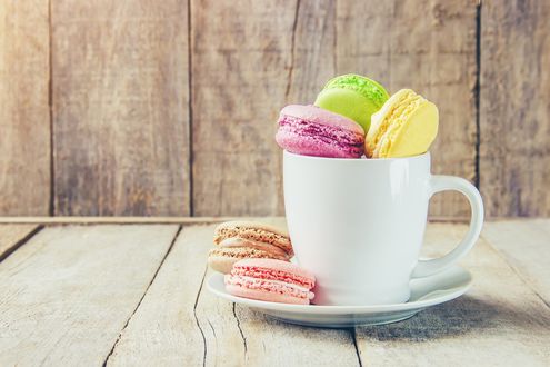 Обои на рабочий стол Чашка с разноцветными макарунами