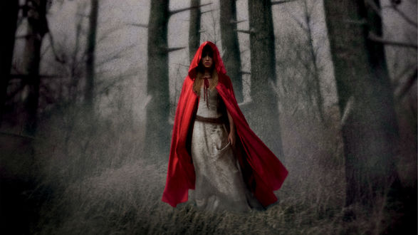 Женщина в красном плаще с красным плащом. | Премиум Фото