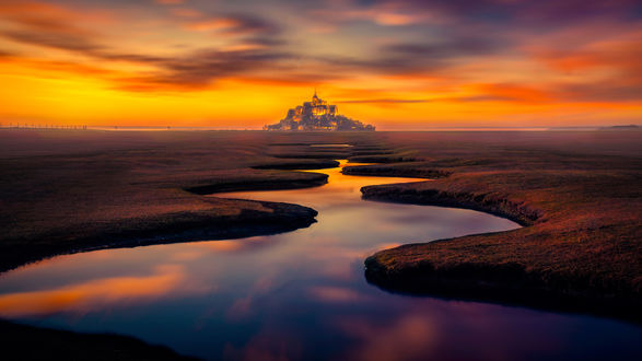Обои на рабочий стол Зигзаги реки, ведущей к аббатству Mont Saint-Michel / Мон-Сен-Мишель под заревом заката, France / Франция. Фотограф Hmetosche Saidani
