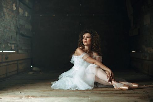 Обои на рабочий стол Девушка - балерина сидит на полу, фотограф Евгений Х