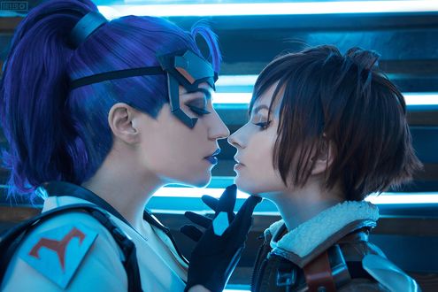 Обои на рабочий стол Косплей-модели в образе Tracer / Трейсер и Widowmaker / Роковой Вдовы из игры Overwatch / Дозор, фотограф GREED Фэндом