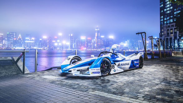 Обои на рабочий стол Болид BMW i Andretti Motorsport, участник чемпионата ABB FIA Formula E 2018 / 19, стоит на пирсе, с видом на утренний Hong-Kong, China / Гон-Конг, Китай