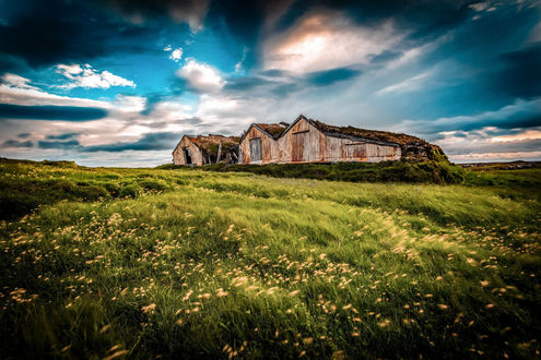 Обои на рабочий стол Заброшенный дом под облачным небом, by Kelly Needleman