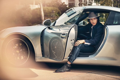 Обои на рабочий стол Парень в костюме и шляпе сидит в Porsche. Фотограф Dmitry Bocharov