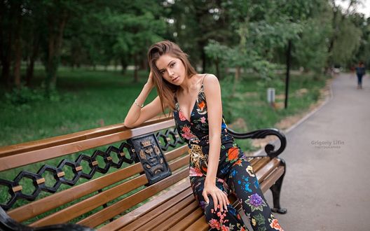 Обои на рабочий стол Модель Настя в костюме в цветочек сидит на скамейке в парке, фотограф Григорий Лифин