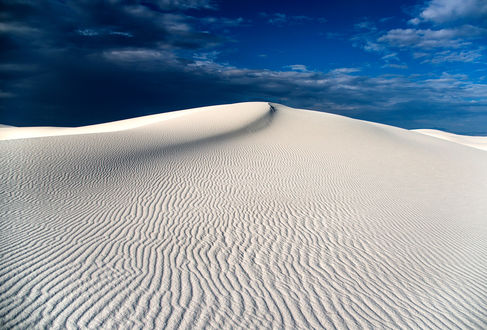 Обои на рабочий стол Белоснежные песчаные дюны White Sands, New Mexico / Уайт-Сэндс, Нью-Мексико под синим небом, фотограф Navid Baraty