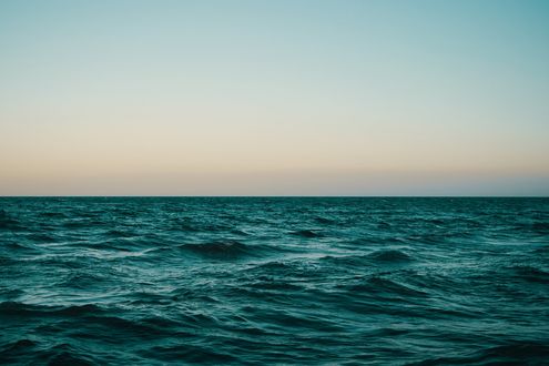 Обои на рабочий стол Море под чистым небом