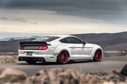 Обои на рабочий стол Белый Ford Mustang / Форд Мустанг в тюнинге стоит на дороге на фоне гор