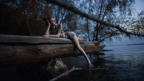 Обои на рабочий стол Модель Ангелина лежит на бревне над водой, фотограф Густарев Максим