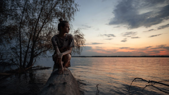 Обои на рабочий стол Модель Ангелина сидит на бревне над водой, фотограф Густарев Максим